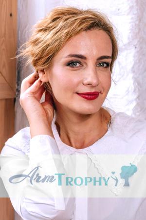 204697 - Olesia Age: 35 - Ukraine