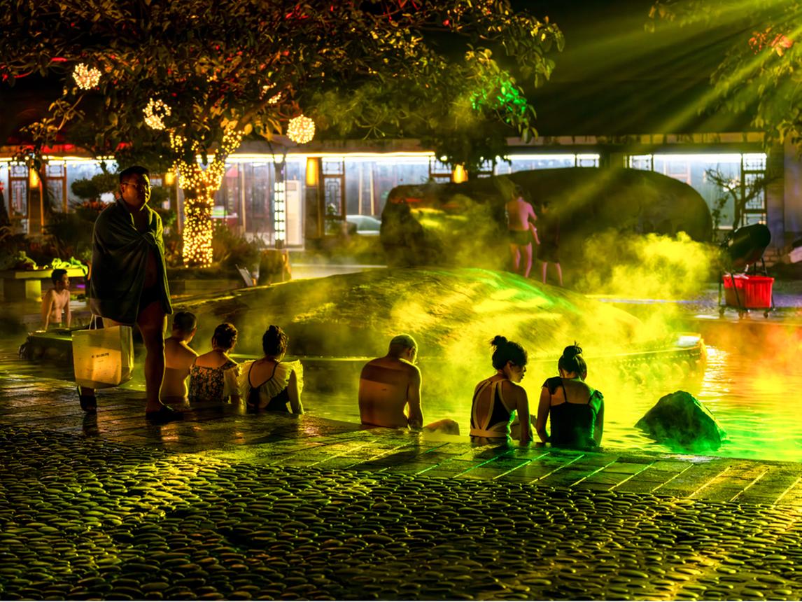 Warm evening atmosphere and lights at Ronghui Hot Springs in Chongqing
